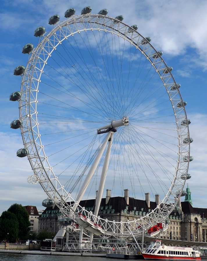 L1020143.JPG - TheLondon Eye. Operated by British Airways, it costs about $30 for a 30 minute "flight".